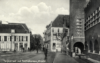 2565 Gezicht in de Twijnstraat te Utrecht met rechts op de voorgrond een gedeelte van het Politiebureau Tolsteeg ...